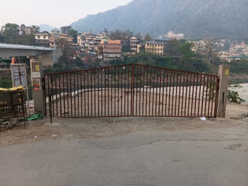 विक्टोरिया पुल पार्किंग को गेट लगाकर कर दिया बंद