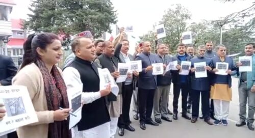 काली पट्टी लगाकर पहुंचे विपक्ष के विधायक