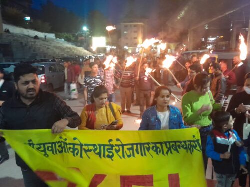 नौजवान सभा ने मंडी में कैंडल मार्च निकालकर किया शहीदों को याद