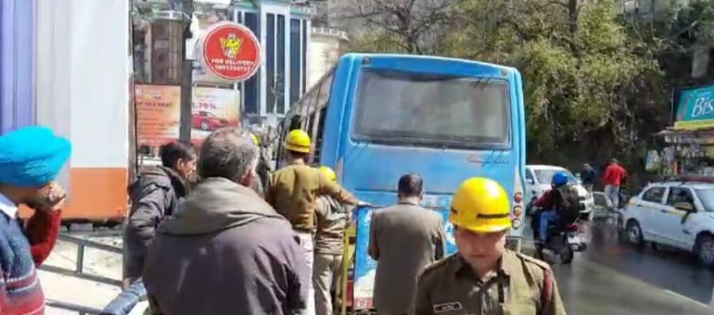 राजधानी शिमला के लिफ्ट के समीप एक बड़ा हादसा होने से टल गया एचआरटीसी की बस मैं अचानक आग लग गई यह बस पुजारी से पुराना बस स्टैंड आ रही थी