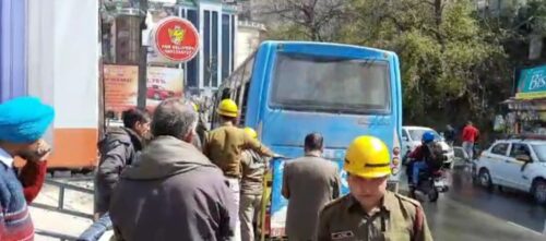 राजधानी शिमला के लिफ्ट के समीप एक बड़ा हादसा होने से टल गया एचआरटीसी की बस मैं अचानक आग लग गई यह बस पुजारी से पुराना बस स्टैंड आ रही थी