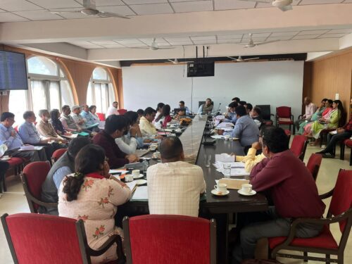 राजस्व संबंधी लंबित मामलों का त्वरित निपटारा करें
