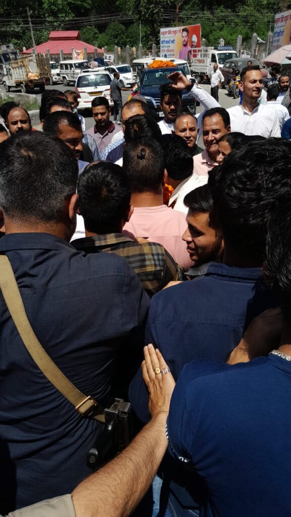 कार्यकर्ताओं ने अनुराग ठाकुर का जमकर स्वागत किया