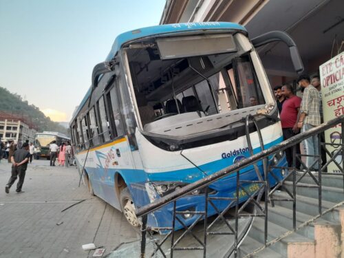 इलेक्ट्रिक बस हुई हादसे का शिकार