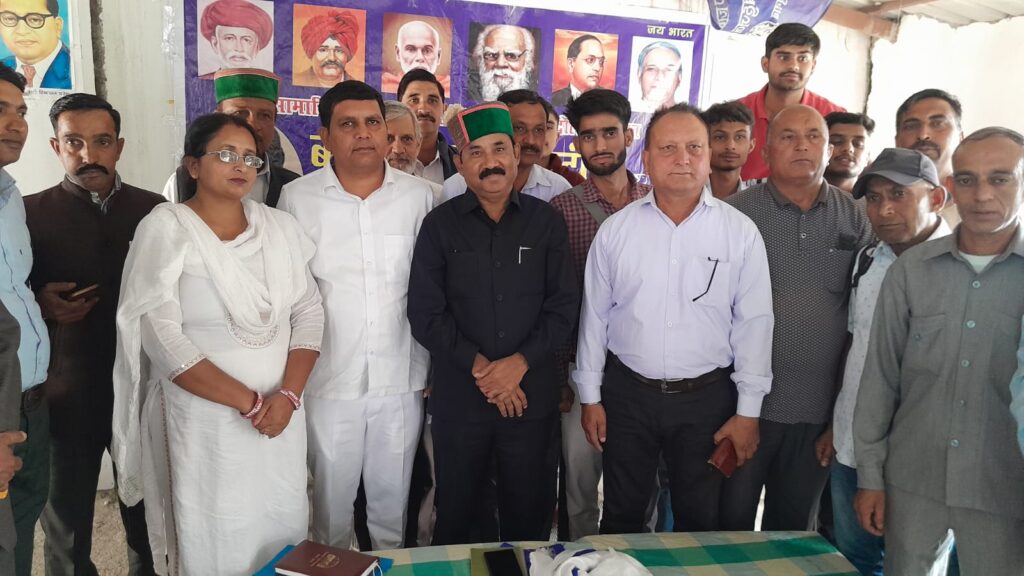 बसपा प्रदेश प्रभारी अशोक सिद्धार्थ का परंपरागत हिमाचली तरीके से स्वागत