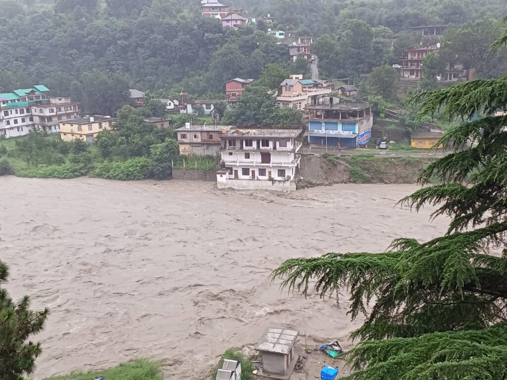 Himachal Weather news updates: 1995 के बाद कुल्लू में बाढ़ के हालात, देखें विडियो