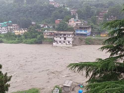 Himachal Weather news updates: 1995 के बाद कुल्लू में बाढ़ के हालात, देखें विडियो