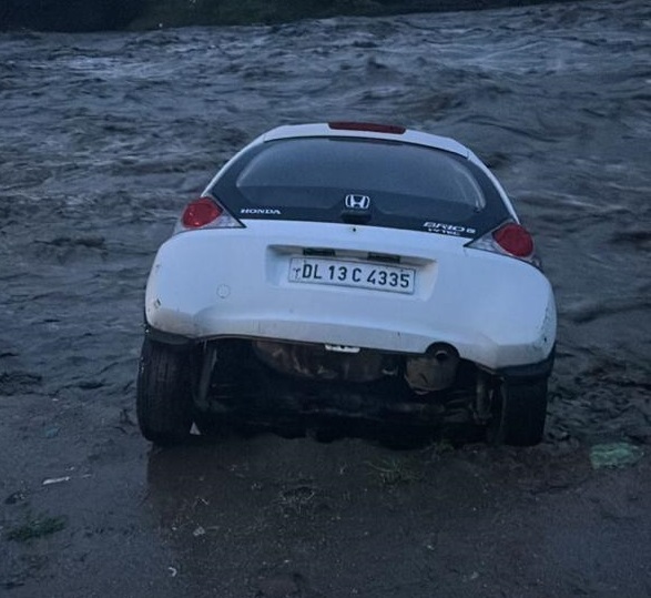 Heavy rain in Kullu: कुल्लू में भारी फ्लड, उपायुक्त कुल्लू आशुतोष गर्ग ने जारी किये आदेश..