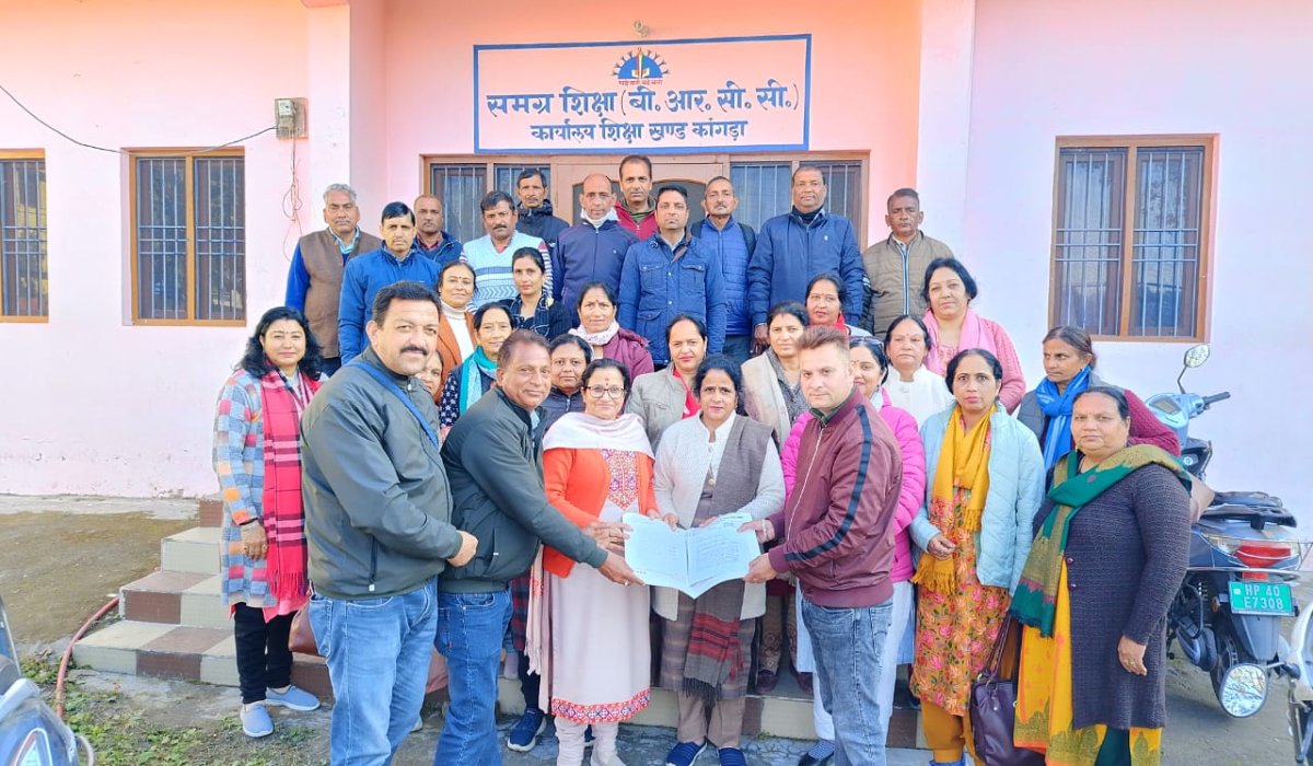 खंड कांगड़ा राजकीय प्राथमिक विद्यालय शिक्षक संघ ने हिमाचल प्रदेश शिक्षक सचिव को ज्ञापन सौंपा है