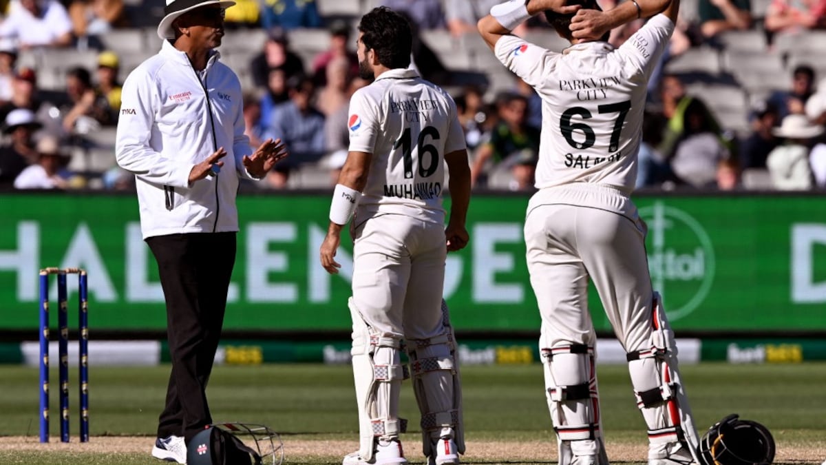 मोहम्मद हफीज ने दूसरे टेस्ट में ऑस्ट्रेलिया के खिलाफ पाकिस्तान की हार के लिए 'असंगत अंपायरिंग और तकनीकी अभिशाप' को जिम्मेदार ठहराया |  क्रिकेट खबर