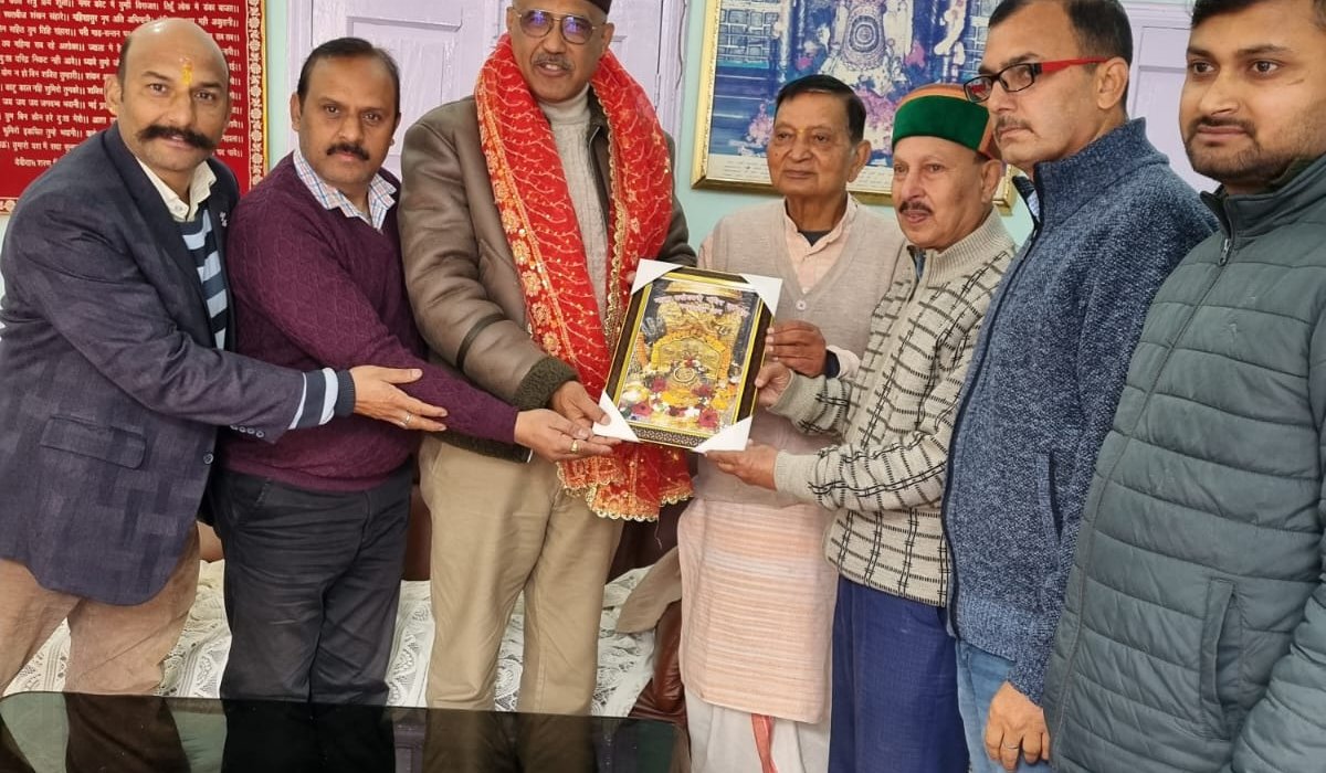 शिक्षा मंत्री रोहित ठाकुर और लाहौल स्पीति के विधायक रवि ठाकुर ने ब्रजेश्वरी मंदिर में माथा टेका।