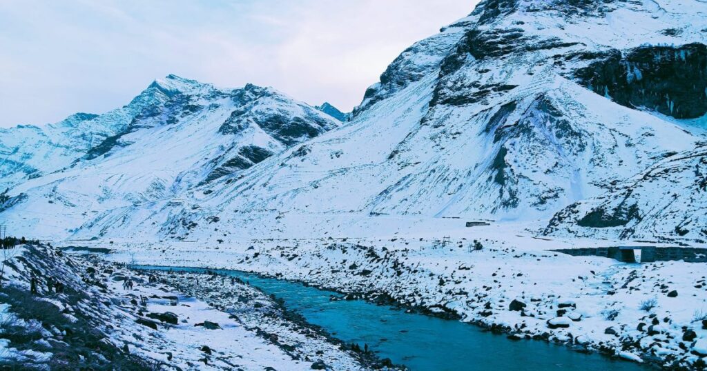 हिमाचल में पर्यटकों की संख्या बढ़ी, पारा गिरा, कुकुमसैरी में पारा -11.6 डिग्री तक गिरा, नए साल की शुरुआत में पहाड़ों पर होगी बर्फबारी